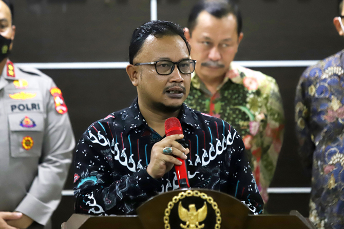Komisioner Pemantau dan Penyelidik Komnas HAM RI M. Choirul Anam Damanik bersama Jajaran petinggi Polri memberikan keterangan pers usai pemanggilan tim forensik Polri di Kantor Komnas HAM, Jakarta, Senin (25/7). Komnas HAM memanggil tim forensik yang mela - Image