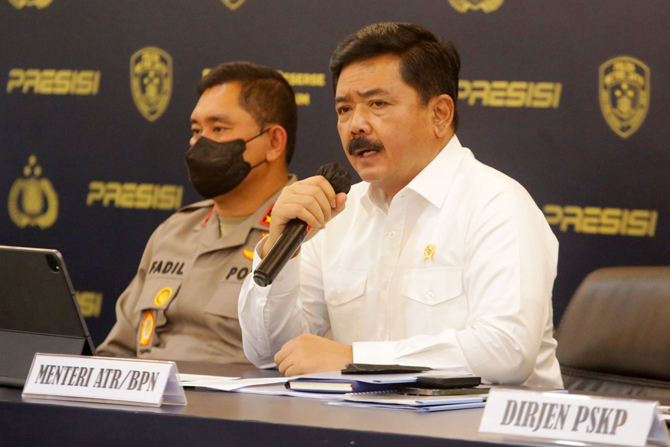 Menteri ATR/Kepala BPN Hadi Tjahjanto dan Kapolda Metro Jaya Irjen Pol Muhammad Fadil Imran mengepalkan saat memberikan keterangan pers terkait kasus mafia tanah di Polda Metro Jaya, Jakarta, Senin (18/7/2022). Sub Direktorat Harta dan Benda Direktorat Re - Image