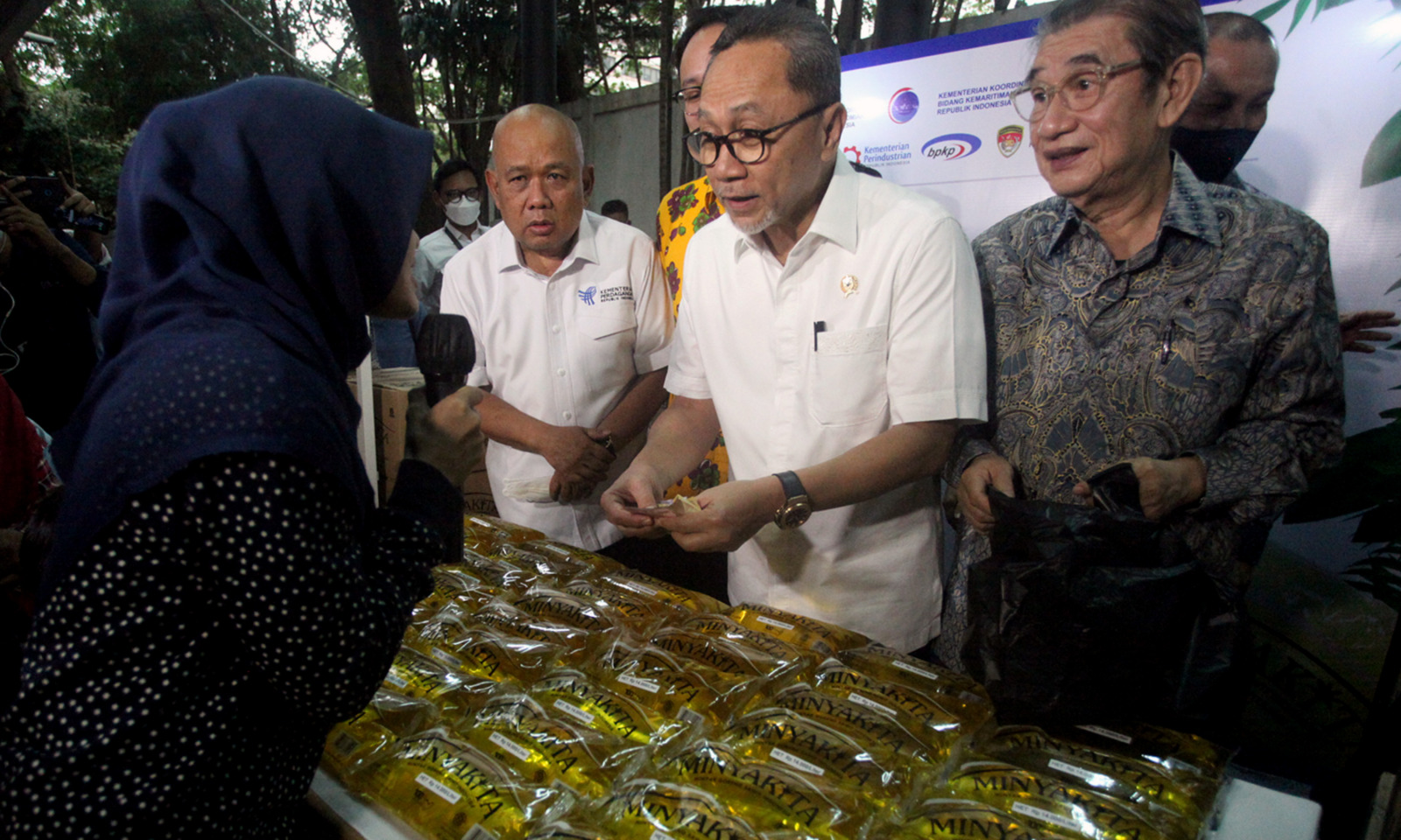 Menteri Perdagangan Zulkifli Hasan (kiri) bersama Wakil Menteri Perdagangan Jerry Sambuaga (kanan) memperlihatkan minyak goreng kemasan saat peluncuran minyak goreng kemasan rakyat (MinyaKita) di kantor Kementerian Perdagangan, Jakarta, Rabu (6/7/2022). K - Image