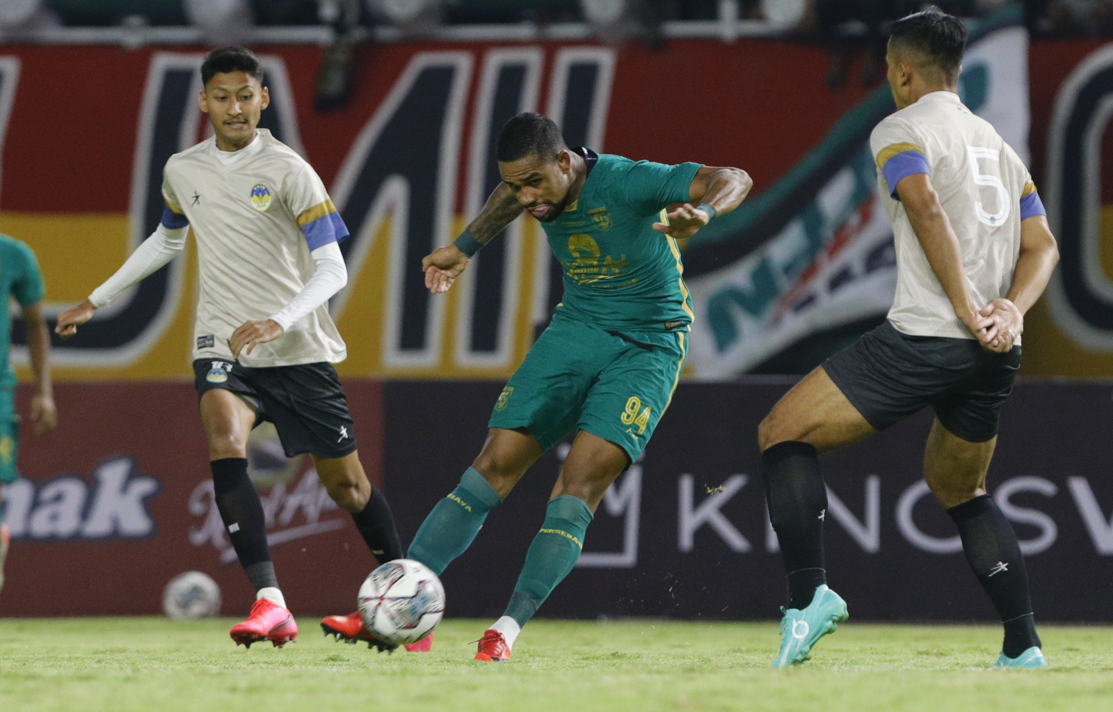 SONGSONG LIGA 1: Silvio Junior (tengah) dihadang dua pemain PSIM Jogjakarta saat hendak melepaskan tembakan. ANGGER BONDAN/JAWA POS - Image