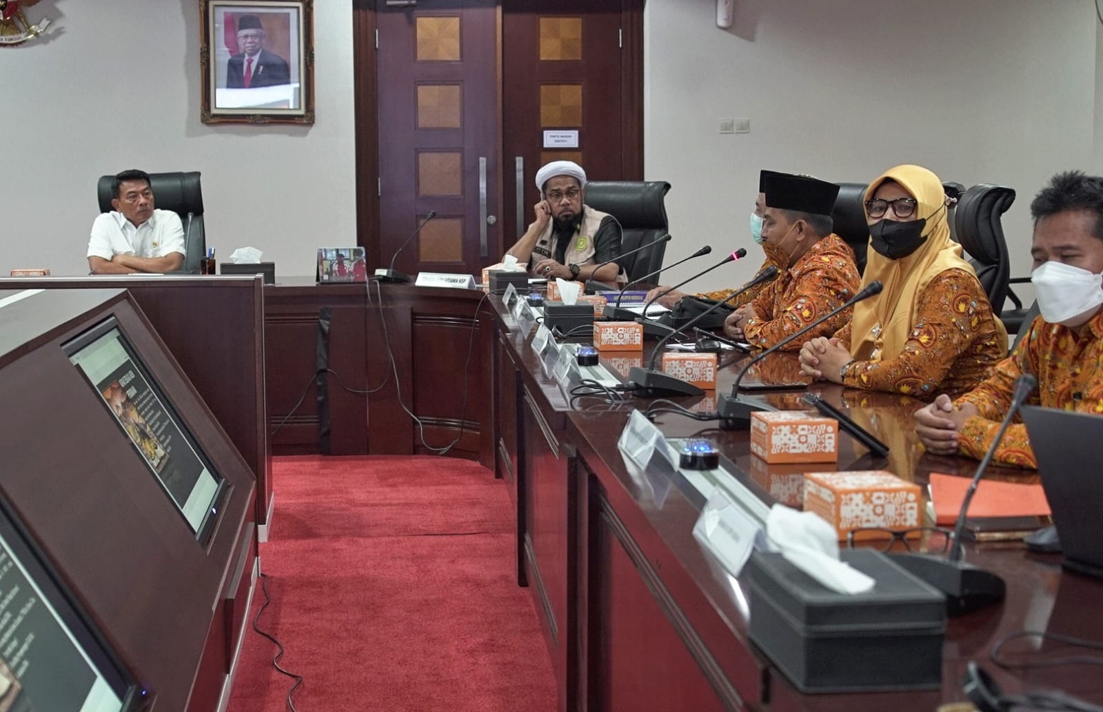 Kepala Staf Kepresidenan Moeldoko saat bertemu pengurus DPP Asosiasi Guru Pendidikan Agama Islam Indonesia (AGPAII) di gedung Bina Graha Jakarta, Rabu (27/7). (Istimewa) - Image