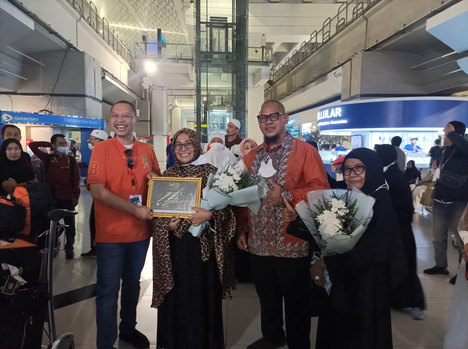 Caption : Sempat khawatir tak bisa berangkat, jemaah haji furoda dari Konsorsium Haji Furoda Muda pulang berhaji dengan selamat. Foto : Dokumentasi pribadi - Image