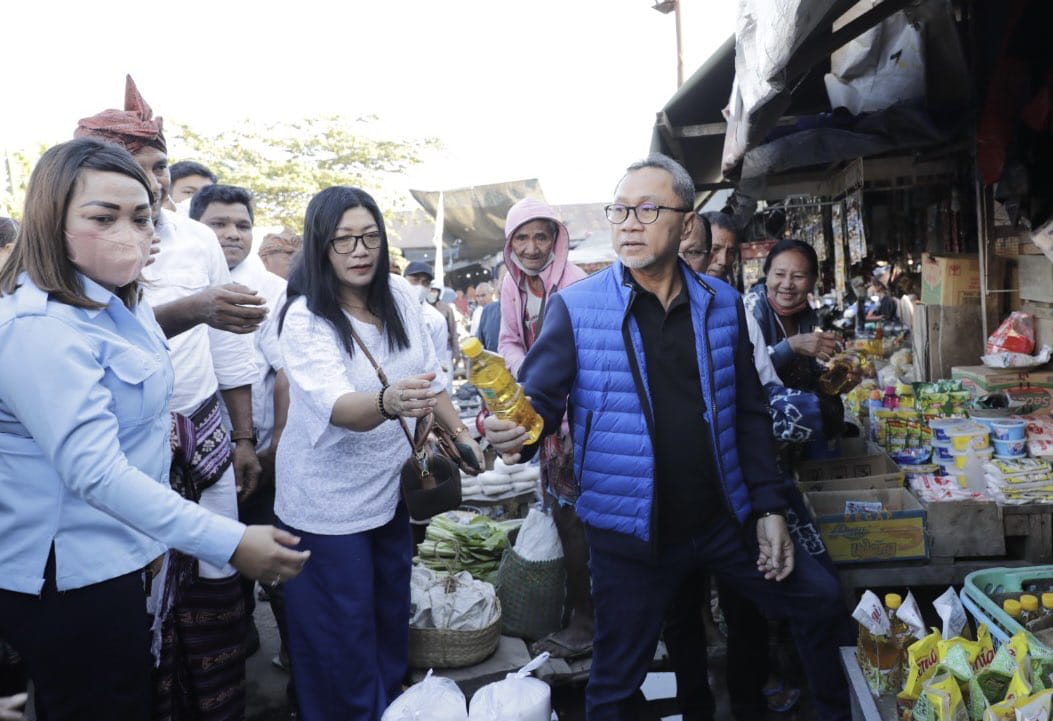 Menteri Perdagangan (Mendag) Zulkifli Hasan memantau harga dan ketersediaan barang kebutuhan pokok (bapok) di Pasar Kasih Naikoten, Kupang, Nusa Tenggara Timur, Sabtu (30/7). (istimewa) - Image