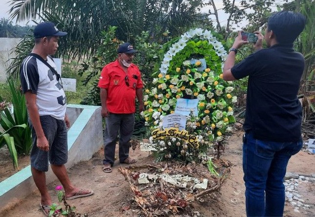 Sejumlah pemuda dari organisasi massa Pemuda Batak Bersatu (PBB) menjaga makam Bripda Yosua di Bahar Unit 1, Kabupaten Muaro Jambi. Nanang Mairiadi/Antara - Image