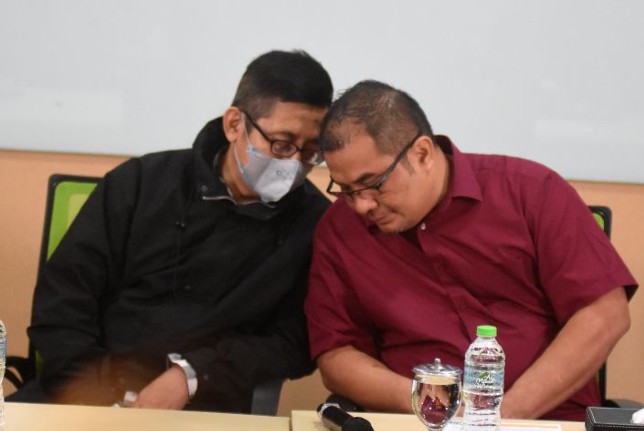 Presiden ACT Ibnu Khajar (kanan) bersama Ketua Dewan Pembina ACT N. Imam Akbari (kiri). Indrianto Eko Suwarso/Antara - Image