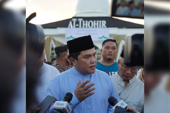 Menteri BUMN Erick Thohir saat meresmikan Masjid At-Thohir di Kecamatan Gunung Sugih, Kabupaten Lampung Tengah, Provinsi Lampung, Sabtu (9/7). (dok. Kementerian BUMN) - Image