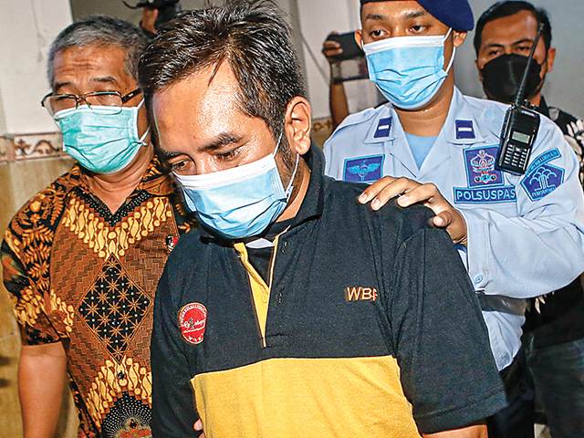 KASUS ASUSILA: Bechi di Rutan kelas I Surabaya di Medaeng, Sidoarjo, kemarin. Dia harus masuk ke sel isolasi sebelum ditempatkan di blok kamar. (DIPTA WAHYU/JAWA POS) - Image