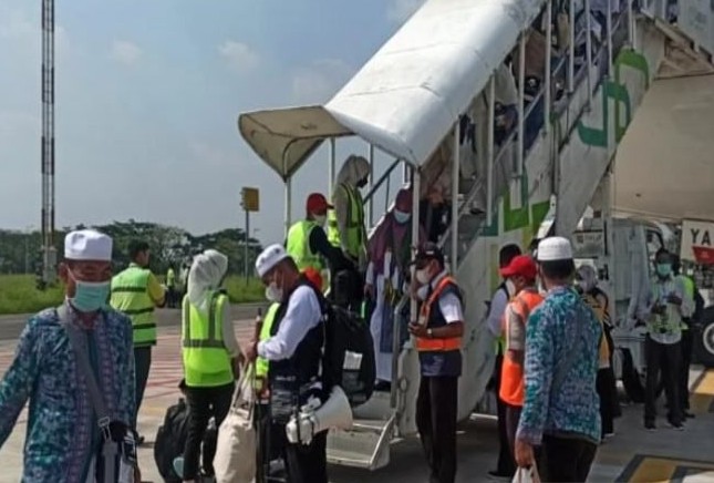 Ilustrasi jamaah haji kloter 7 Debarkasi Solo tiba di Bandara Adi Soemarmo Boyolali, Rabu (20/7). Bambang Dwi Marwoto/Antara - Image