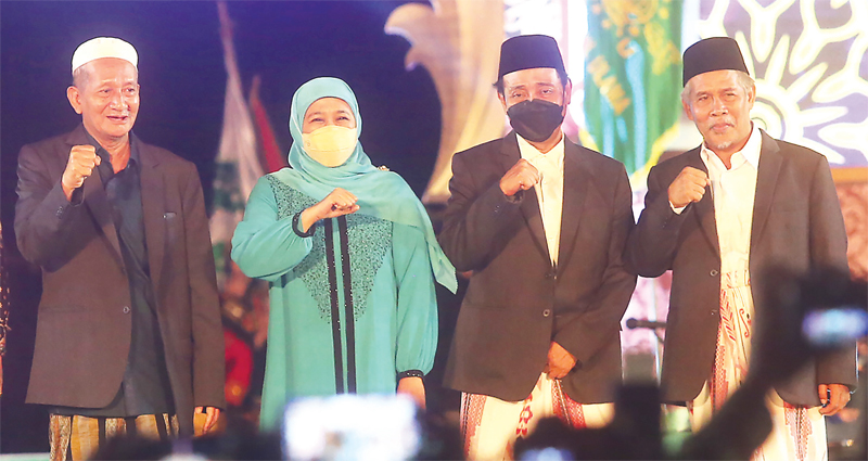 100 TAHUN NU: Gubernur Jawa Timur Khofifah Indar Parawansa bersama KH Agoes Masyhuri (kiri), KH Hasan Mutawakkil Alallah (dua dari kanan), dan KH Marzuki Mustamar membuka Kickoff Seabad NU di Lapangan Tugu Pahlawan, Surabaya, Kamis (28/7). (AHMAD KHUSAINI - Image