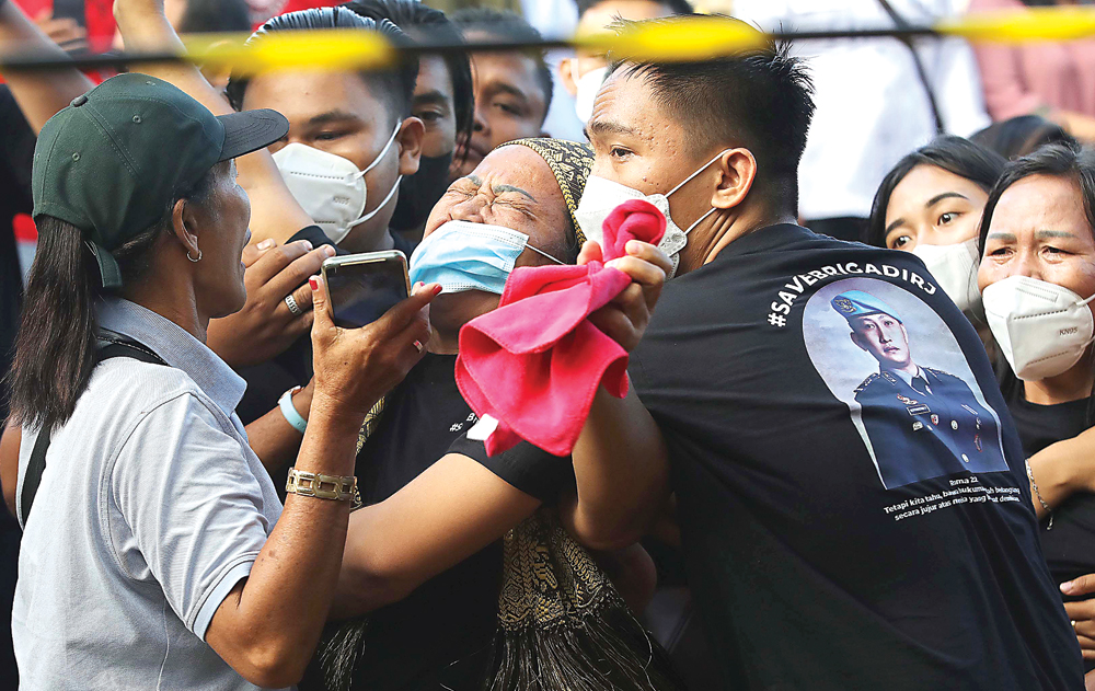 BERHARAP KEADILAN: Rosti Simanjuntak berteriak histeris saat makam anaknya digali untuk diotopsi ulang kemarin (27/7). (FEDRIK TARIGAN/JAWA POS) - Image