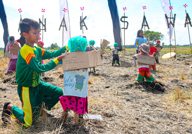 SESUAI KARAKTER: Ilustrasi anak-anak belajar dengan praktik langsung di alam. Ada tipe anak yang sulit diam menyimak. Namun, dia akan lebih antusias jika penjelasan diberikan dengan praktik atau bergerak aktif. (Dimas Maulana/Jawa Pos) - Image
