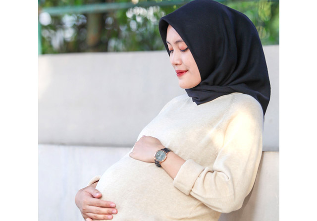 PREVENTIF: Skrining hepatitis B terhadap ibu hamil dilakukan di faskes masing-masing sejak awal kehamilan. (Foto diperagakan oleh Suci Dwi Lestari - Alfian Rizal/Jawa Pos) - Image