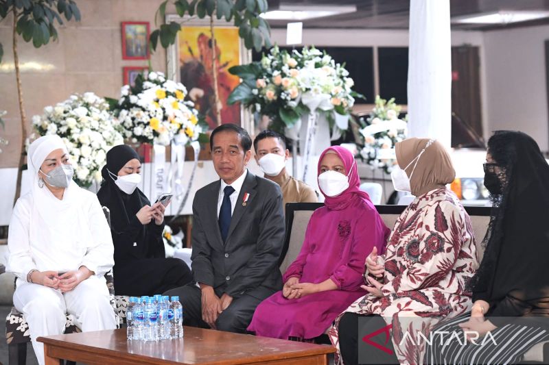 Presiden Joko Widodo dan Ibu Iriana Joko Widodo bertakziah ke rumah duka almarhum Menteri Pendayagunaan Aparatur Negara dan Reformasi Birokrasi (Menpan RB) Tjahjo Kumolo di kompleks Menteri Widya Chandra, Jakarta, Sabtu (2-7-2022). ANTARA/HO-Biro Pers Sek - Image