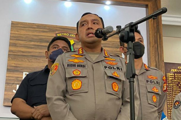 Kombes Pol Budhi Herdi Susianto saat menjabat sebagai Kapolres Metro Jakarta Selat menyampaikan perkembangan kasus penembakan Brigadir J di Jakarta, Selasa (12/07/2022). - Image