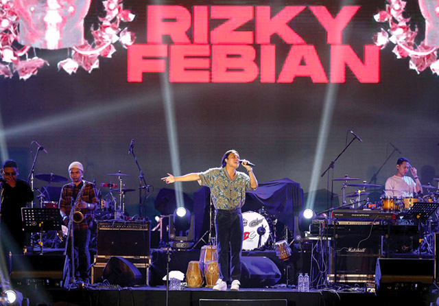Rizky Febian di DBL Aerena, Jumat (29/7), dalam konser bertajuk Notaria Fest 2022. (Robertus Risky/Jawa Pos) - Image