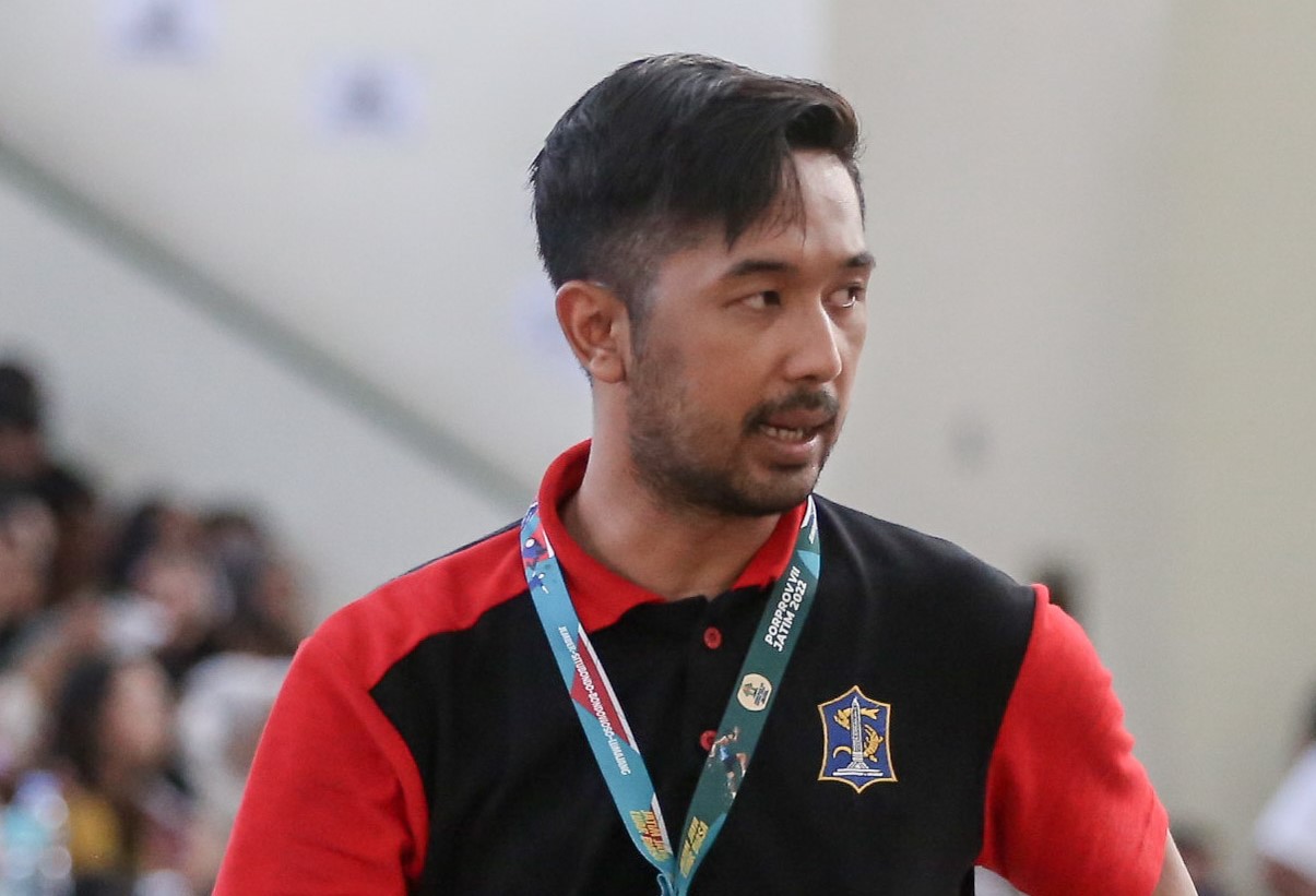 SENTUHAN EMAS: Dhimas Aniz Setiaputra ketika mendampingi tim basket Kota Surabaya di Porprov VII. ALFIAN RIZAL/JAWA POS - Image