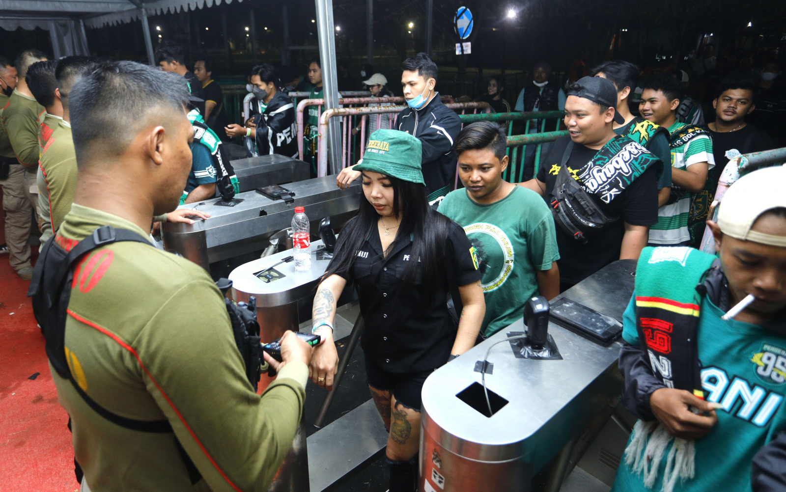 SULIT DITURUNKAN: Petugas memeriksa keabsahan tiket supporter sebelum kickoff laga Persebaya Surabaya vs PSIM Jogjakarta tadi malam. ANGGER BONDAN/JAWAA POS - Image