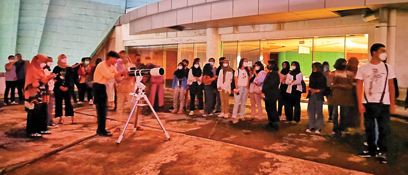 ANIMO ANAK-ANAK MUDA: Angota HAAJ tengah melakukan pengamatan langit malam di Taman Ismail Marzuki, Jakarta (16/6). (Vika Vernanda untuk Jawa Pos) - Image