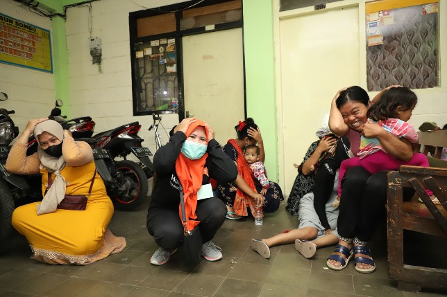 Warga saat mengikuti simulasi bencana dan kebakaran. Humas Pemkot Surabaya - Image