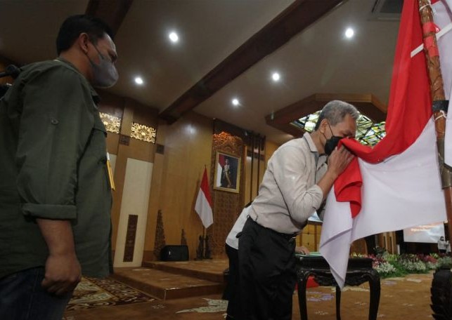 Salah seorang mantan anggota Jamaah Islamiyah (JI) melakukan ikrar setia kepada NKRI dan Pancasila di Kantor Gubernur Jawa Timur, Senin (8/8). Moch Asim/Antara - Image