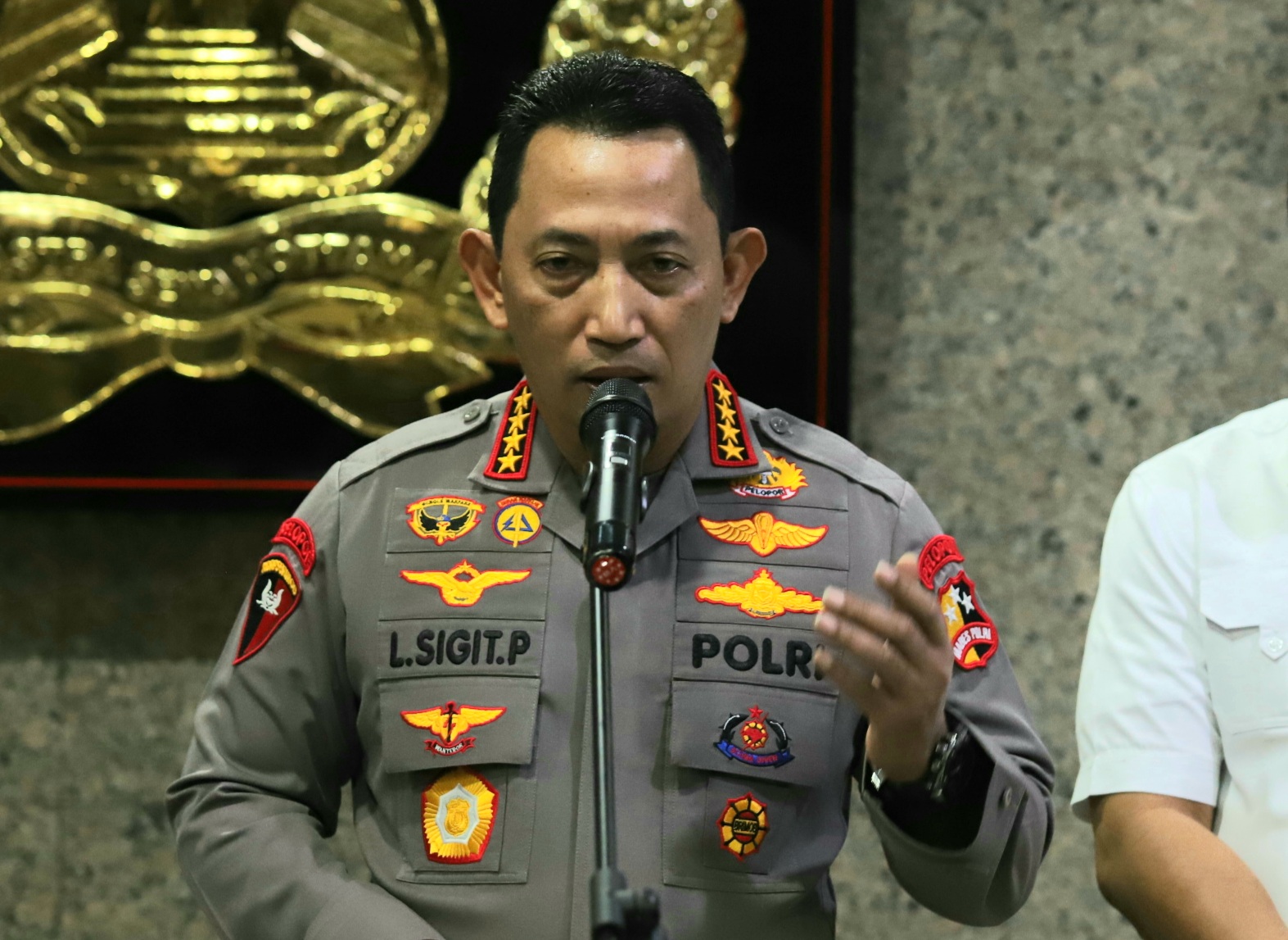 Kapolri Jenderal Pol Listyo Sigit Prabowo (tengah) didampingi Wakapolri Komjen Pol Gatot Eddy Pramono (kiri), dan Kabareskrim Polri Komjen Pol Agus Andrianto (kanan) menyampaikan keterangan pers terkait penyidikan kasus penembakan Brigadir J di Mabes Polr - Image