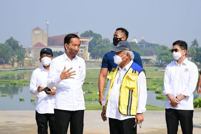 Presiden Joko Widodo (kedua kiri) berbincang dengan Menteri Pekerjaan Umum dan Perumahan Rakyat (PUPR) Basuki Hadimuljono (kedua kanan). Biro Pers Sekretariat Presiden/Antara - Image
