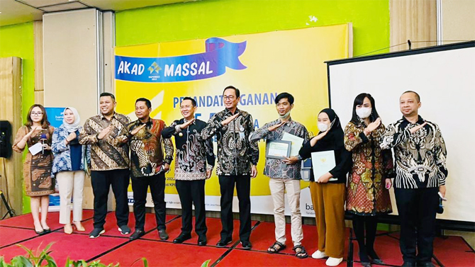 bank bjb menggelar akad kredit massal KPR Sejahtera FLPP hampir seluruh Kantor Cabang bank bjb pada peringatan Hari Perumahan Nasional (Hapernas) pada Kamis 25 Agustus 2022. - Image