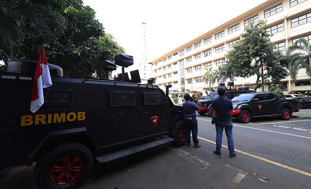 Kendaraan Brimob terparkir di depan Bareskrim, Mabes Polri, Jakarta, Sabtu (6/8/2022). Sejumlah personel Brimob melakukan pengamanan di Bareskrim atas permintaan Kabareskrim. FOTO : FEDRIK TARIGAN/ JAWA POS - Image