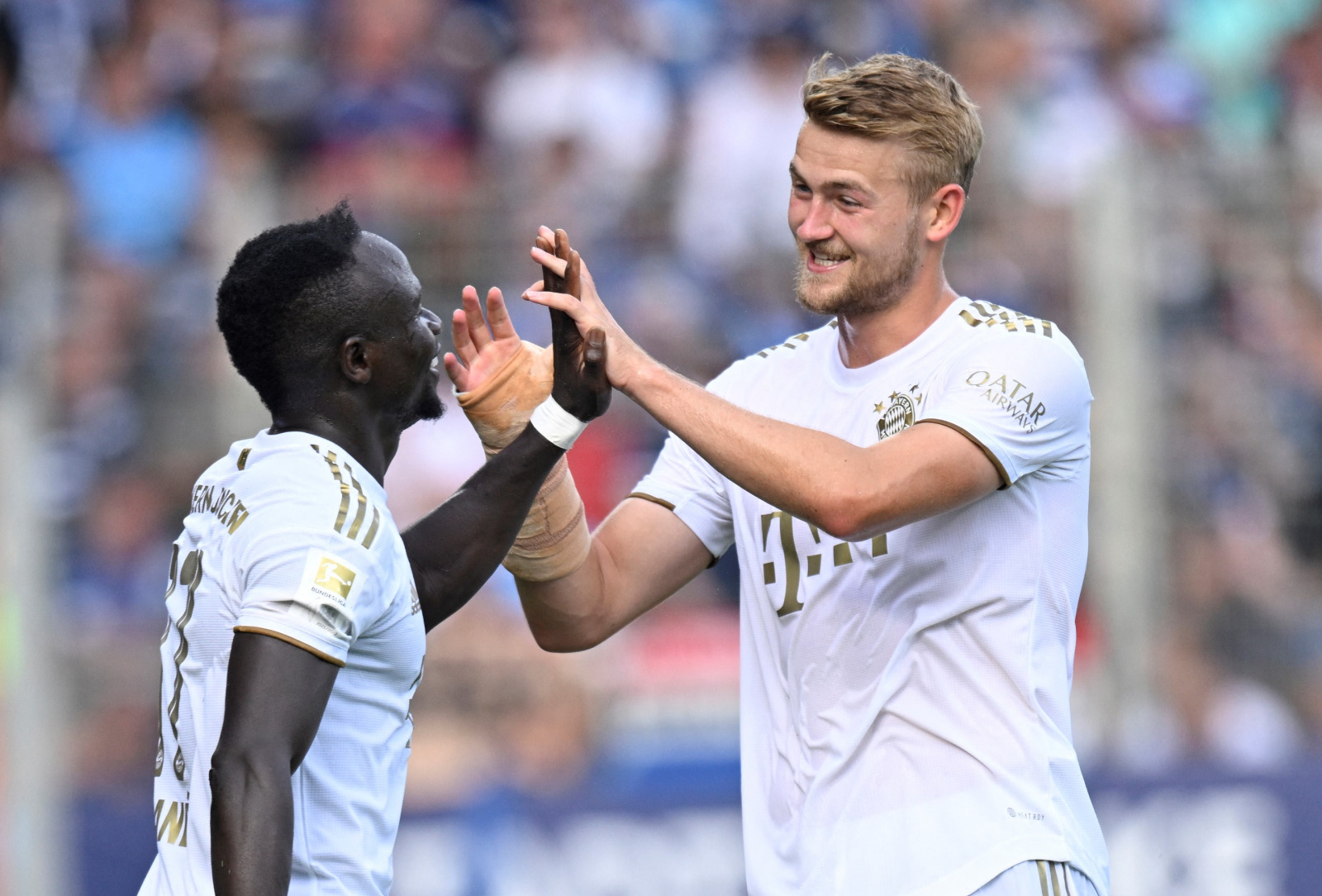SASCHA SCHUERMANN/AFP HIGH FIVE: Matthijs de Ligt dan striker Bayern Munchen Sadio Mane merayakan gol saat menghadapi VfL Bochum dalam spieltag ketiga Bundesliga. - Image