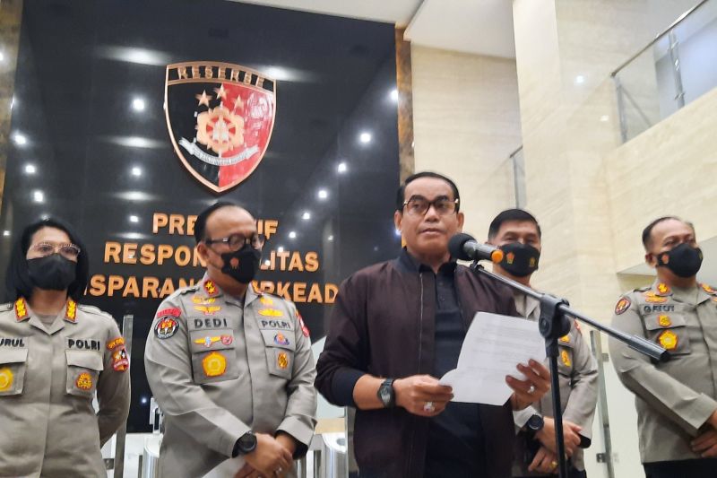 Dirtipidum Bareskrim Polri Brigjen Pol. Andi Rian Djajadi menyampaikan keterangan pers di Mabes Polri, Jakarta, Rabu (3/8/2022) malam. ANTARA/Laily Rahmawaty - Image