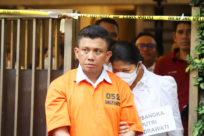 Tersangka Irjen Ferdy Sambo bersama Istrinya tersangka Putri Candrawathi saat rekonstruksi pembunuhan Brigadir Yosua di rumah dinasnya yang menjadi TKP pembunuhan Brigadir J di Jalan Duren Tiga Barat, Kompleks Polri Duren Tiga, Jakarta, Selasa (30/8/2022 - Image