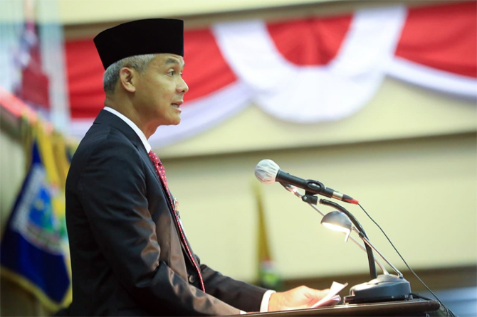 Gubernur Jawa Tengah Ganjar Pranowo saat mengikuti secara daring bersama Forkopimda Jateng di ruang rapat paripurna DPRD Provinsi Jateng. (Istimewa) - Image