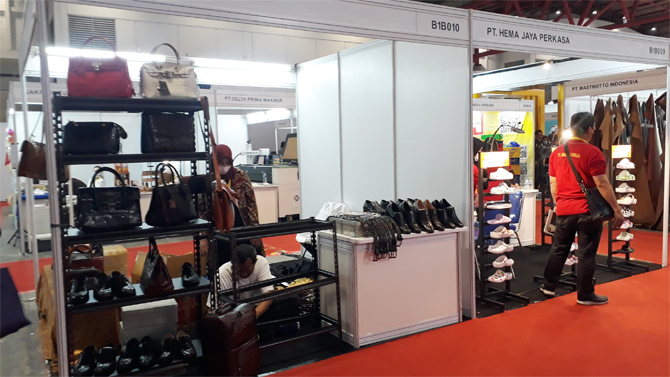 Salah satu peserta pameran Indo Leather & Footwear Expo 2022 tentang Produk Kulit dan Alas Kaki, Mesin, Teknologi Manufaktur, Bahan dan Layanan pada tanggal 25- 27 Agustus 2022 di Jakarta International Expo (JIExpo) Kemayoran, Jakarta. - Image