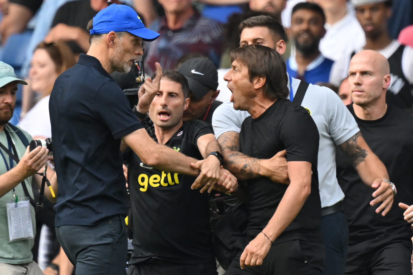 GLYN KIRK/AFP PANAS: Pelatih Chelsea Thomas Tuchel dan pelatih Tottenham Hotspur Antonio Conte terlibat konfrontasi setelah laga dalam matchweek kedua Premier League di Stamford Bridge kemarin dini hari (15/8) WIB. - Image