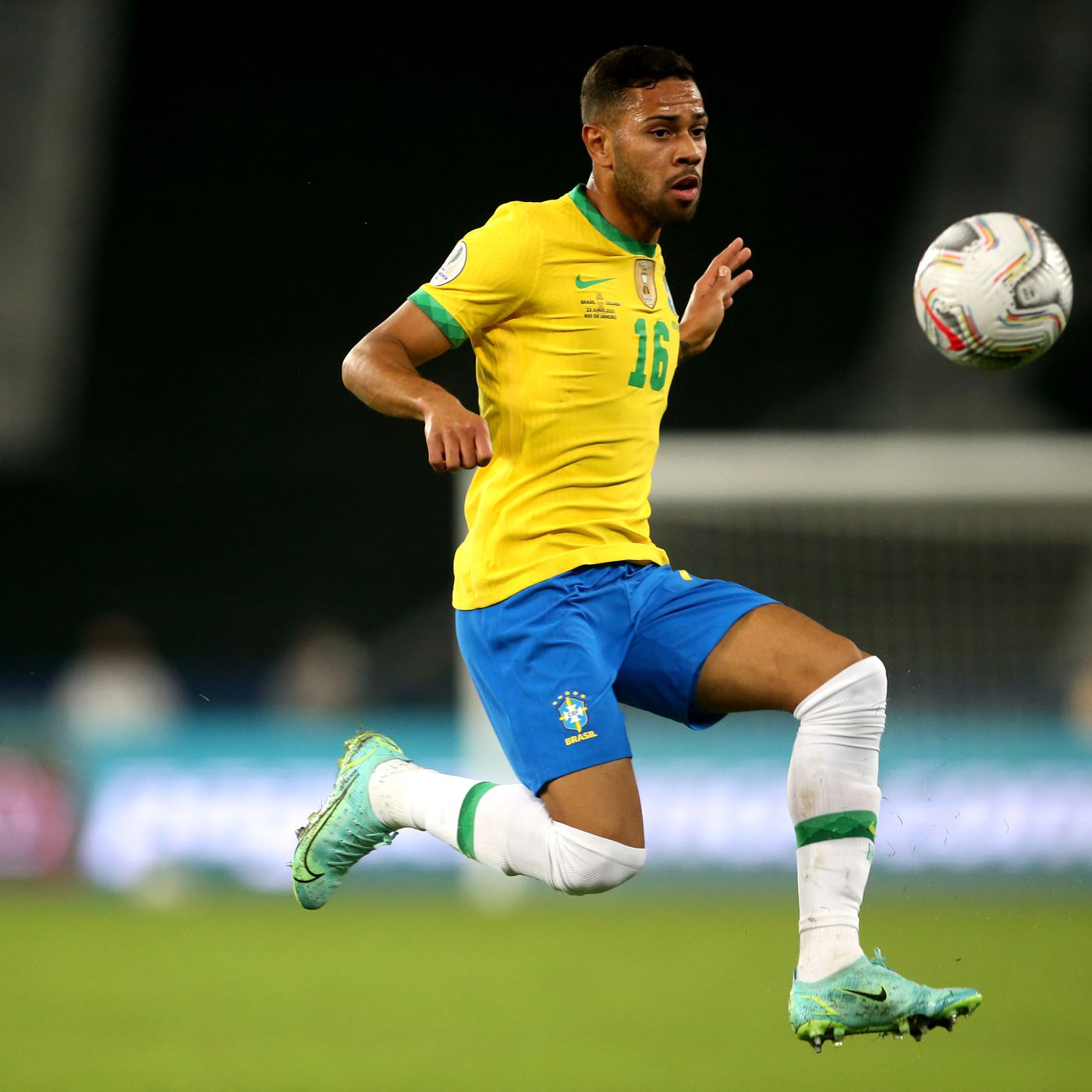 FOTO-FOTO: AFP DEBUTAN: Dari kiri searah jarum jam, Casemiro dan Antony (Manchester United), Renan Lodi (Nottingham Forest), serta Lucas Paqueta (West Ham United) bakal meramaikan Premier League musim ini. - Image