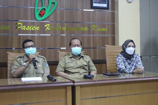 Tiga dokter RSUD Jombang saat konferensi pers. Anggi Fridianto/JawaPos - Image