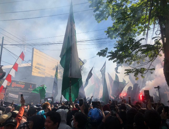 Aksi demo Bonek saat meminta perubahan jadwal laga Persebaya Surabaya. Rafika Yahya/JawaPos.com - Image