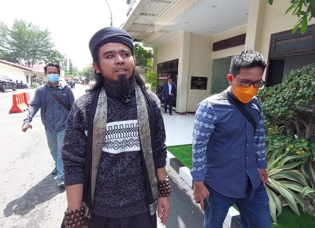 Samsuddin saat memenuhi panggilan di Polda Jatim, Jumat (12/8). Rafika Yahya/JawaPos.com - Image