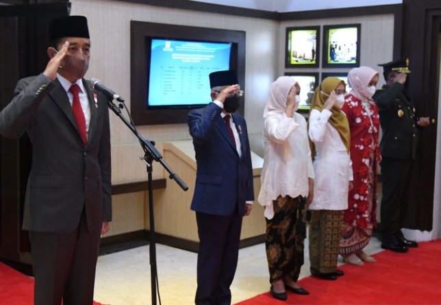 Presiden Joko Widodo memimpin apel kehormatan dan renungan suci di Taman Makam Pahlawan (TMP) Nasional Utama, Kalibata, Jakarta, Rabu (17/8) dini hari. Biro Pers Sekretariat Presiden/Antara - Image