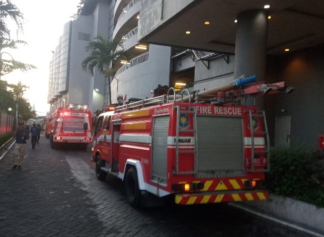 Petugas pemadam kebakaran di Tunjungan Plaza 1 Surabaya. Istimewa - Image