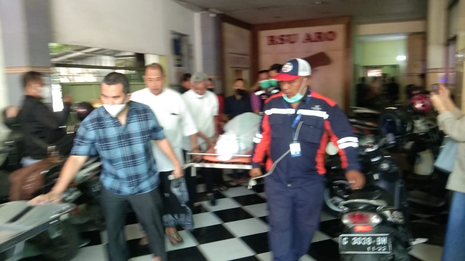 Jenazah Achmad Hermanto Dardak yang merupakan ayah dari Wakil Gubernur Jawa Timur Dibawa pihak keluarga dari RSU Aro ke rumah Duka di Jakarta.(Istimewa) - Image