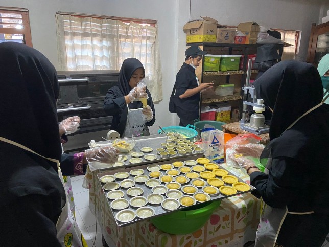 Proses pemantauan pembuatan kue salah satu UMKM oleh tim KKN Abmas ITS di Labang, Bangkalan. ITS - Image
