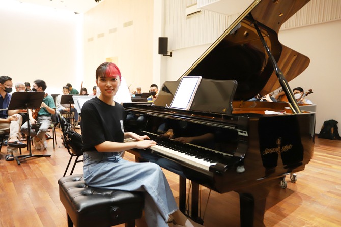 Foto : Sesi latihan Isyana Sarasvati jelang konser Simfoni Untuk Bangsa/Dery Ridwansah - Image