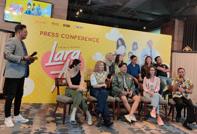 Pak Ribut (kanan) bersama para pemain Lara Ati. Rafika Yahya/JawaPos.com - Image