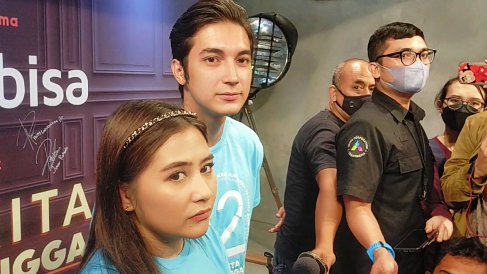Prilly Latuconsina bersama Junior Robert. (Abdul Rahman/ JawaPos.com) - Image