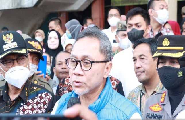 Menteri Perdagangan Zulkifli Hasan di Kulon Progo, Kamis (11/8). (ANTARA/Sutarmi) - Image
