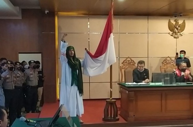 Habib Bahar Smith memegang bendera merah putih usai mendengarkan vonis di PN Bandung, Kota Bandung. Bagus Rizaldi/Antara - Image