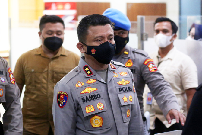 Kadiv Propam Polri nonaktif Irjen Ferdy Sambo usai memenuhi panggilan pemeriksaan di Bareskrim Polri, Jakarta, Kamis (4/8/2022). Irjen Ferdy Sambo diperiksa selama 7 jam. - Image