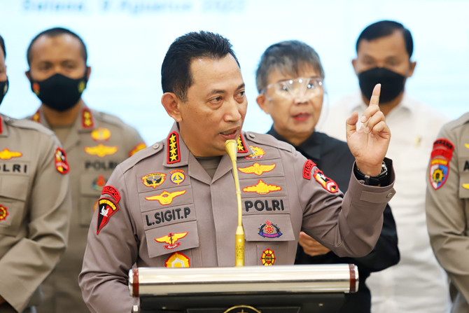 Kapolri Jenderal Pol Listyo Sigit Prabowo memberikan keterangan pers kepada awak media terkait penetapaan tersangka baru kasus dugaan penembakan Brigadir J di Mabes Polri, Jakarta, Selasa (9/8/2022). Timsus Polri resmi menetapkan mantan Kadiv Propam Irje - Image