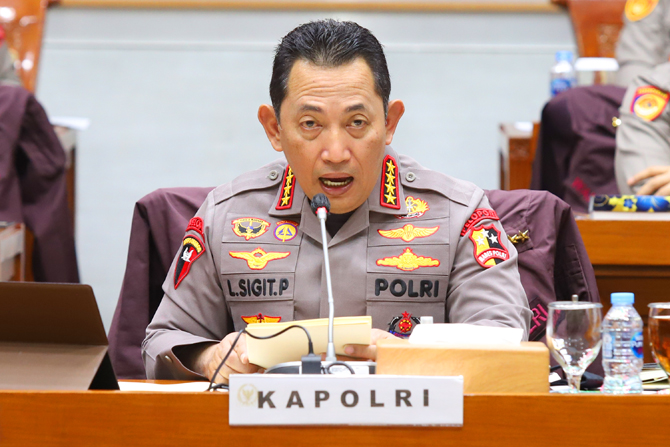 Kapolri Jenderal Sigit Sulistyo mengikuti Rapat Dengar Pendapat (RDP) dengan Komisi III DPR RI, Jakarta, Rabu (24/8/2022). Rapat dengar pendapat ini terkait dengan kasus pembunuhan berencana yang dilakukan mantan Kadiv Propam Polri Irjen Pol Ferdy Sambo k - Image